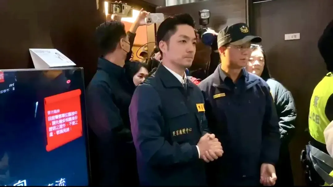 蔣萬安視察KTV臨檢被民眾要求合照。（圖／翻攝畫面）