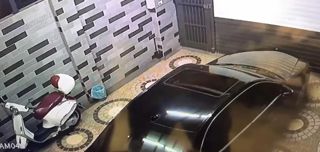 停車位內的自小客車也明顯前後搖晃。（圖／翻攝畫面）