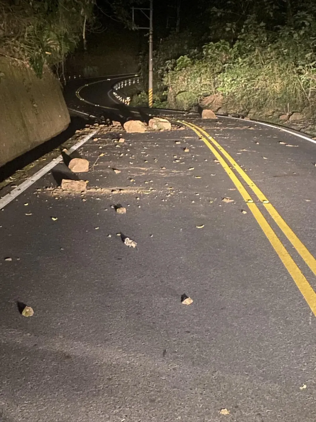 大量落石阻礙道路通行。（圖/網友提供）