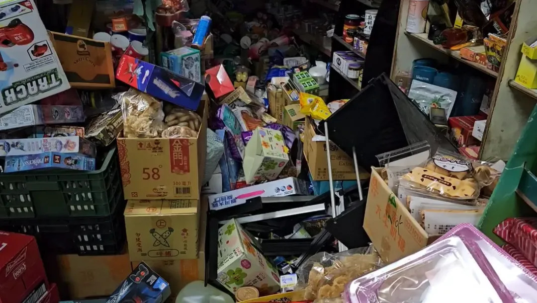台南楠西區的超商因地震物品都被搖落。(圖/中天新聞)