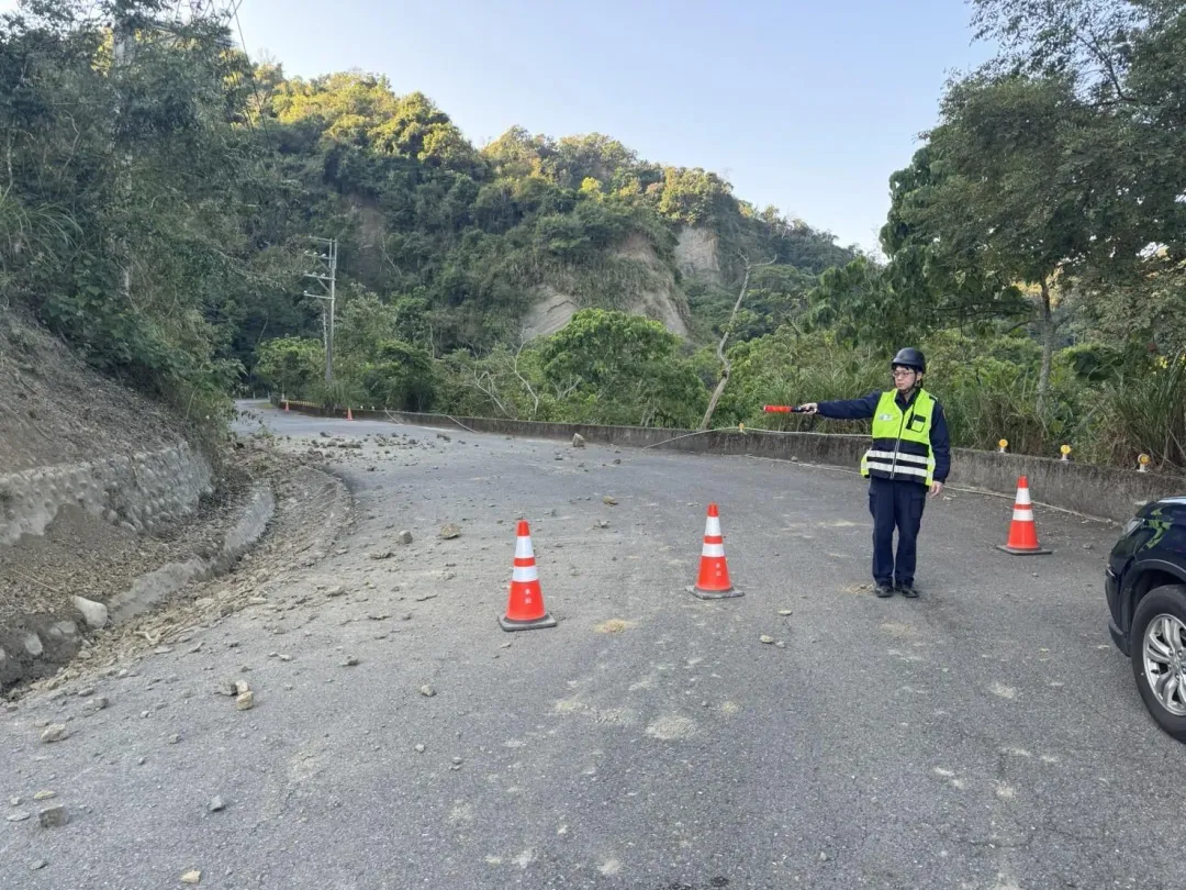 嘉義大埔鄉嘉145-1線10公里處有落石掉在路中,警方即於現場周遭擺設交通錐並實施交通管制措施。(圖/翻攝畫面,下同)