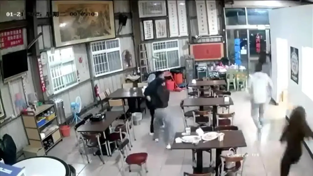一間餐廳正在吃消夜的民眾，被突如其來搖晃嚇到，紛紛往外逃竄。（圖／翻攝畫面）