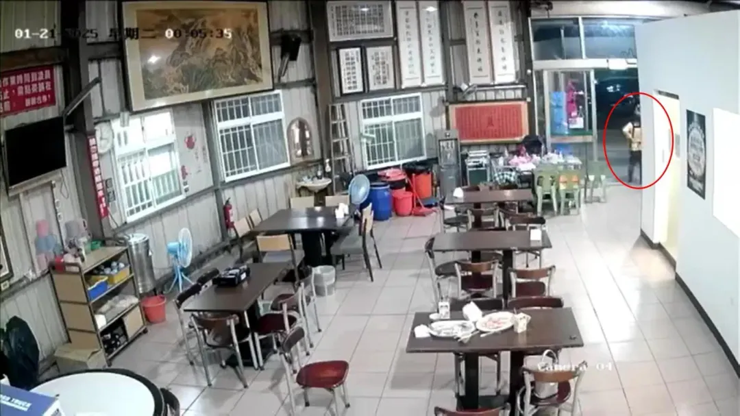一名穿著圍裙的阿姨淡定走出。（圖／翻攝畫面）