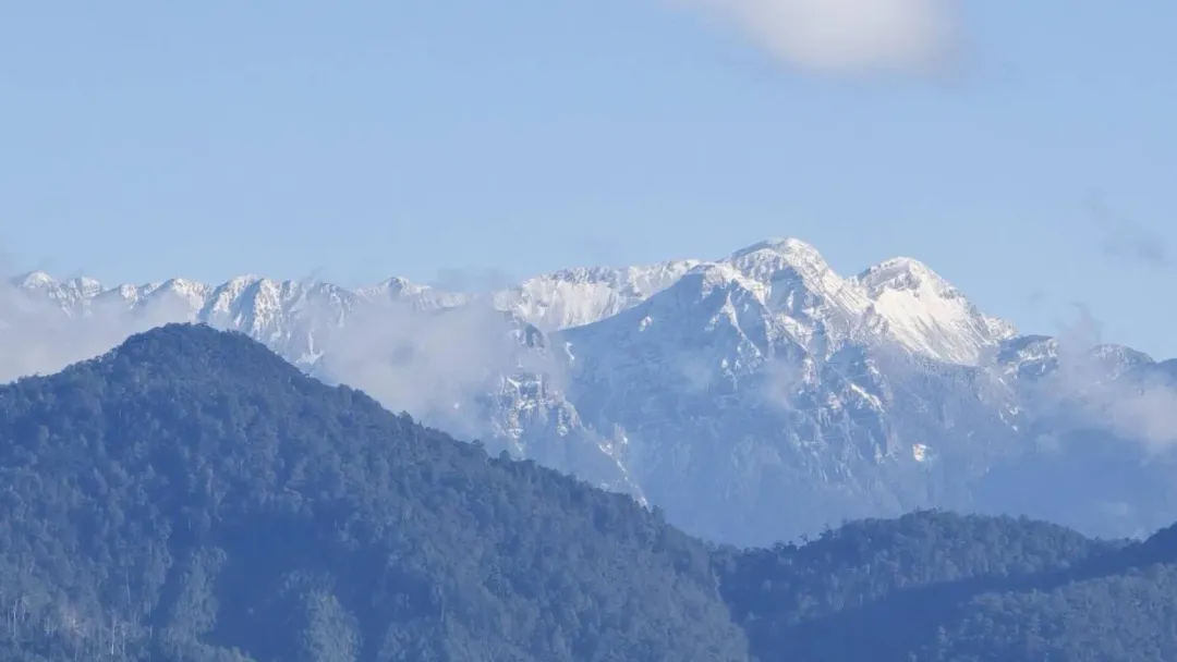 山頭白雪皚皚。（圖／中天新聞）