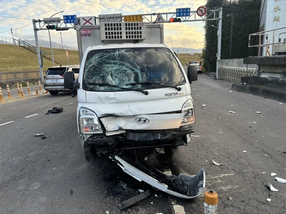小貨車前擋風玻璃撞碎 。（圖／翻攝畫面）
