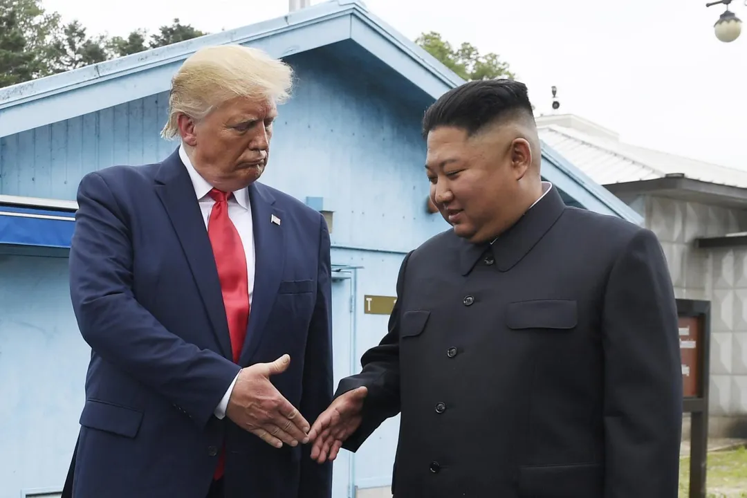 圖為2019年川普與金正恩在板門店握手。（圖／美聯）