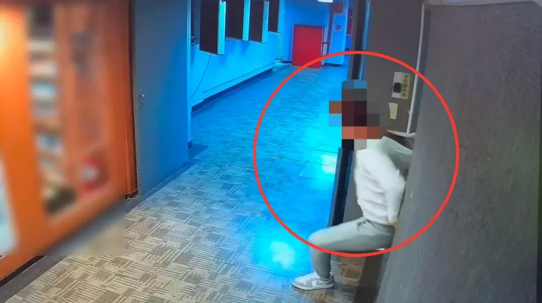 男子想趁隙逃離被拖回屋內凌虐。(圖/翻攝畫面)