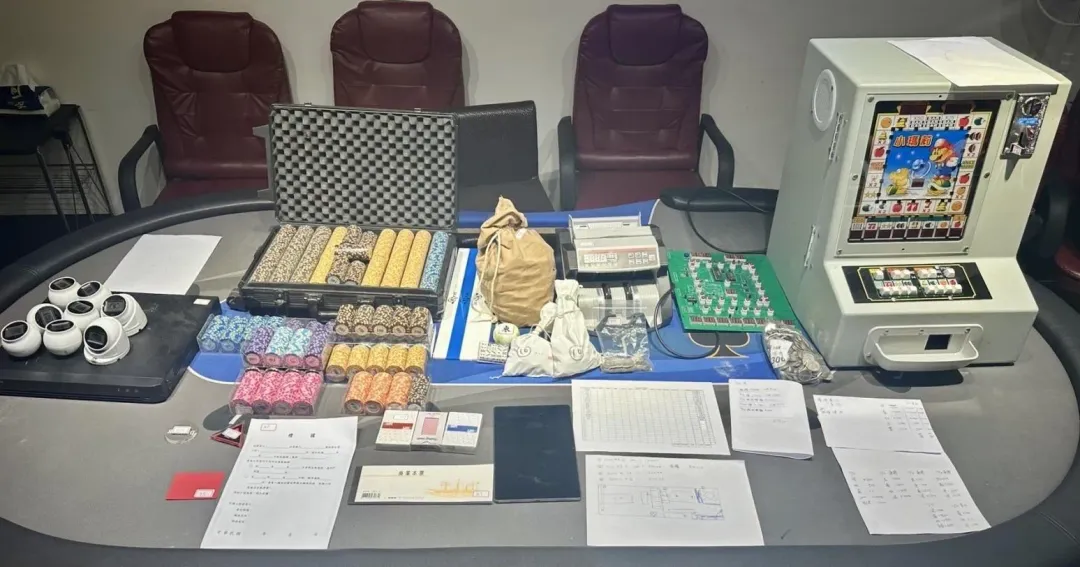警方搜索查獲大批賭具與證物。(圖/翻攝畫面)