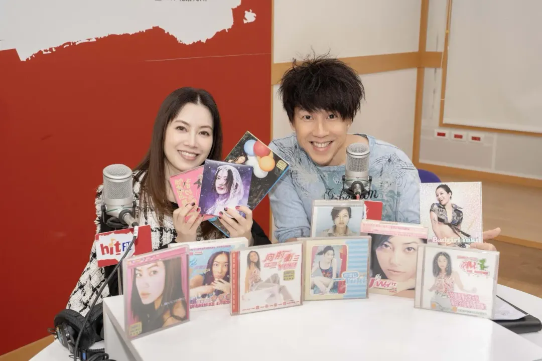 Dennis展示徐懷鈺（左）出道以來歷年作品。（圖／Hit Fm聯播網提供）