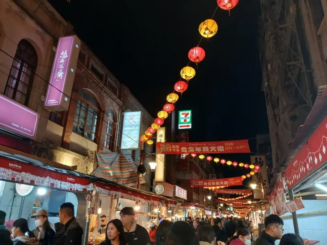 春節期間許多人會去年貨大街採買，家家戶戶會擺上零食。（圖為迪化街年貨大街/中天新聞）