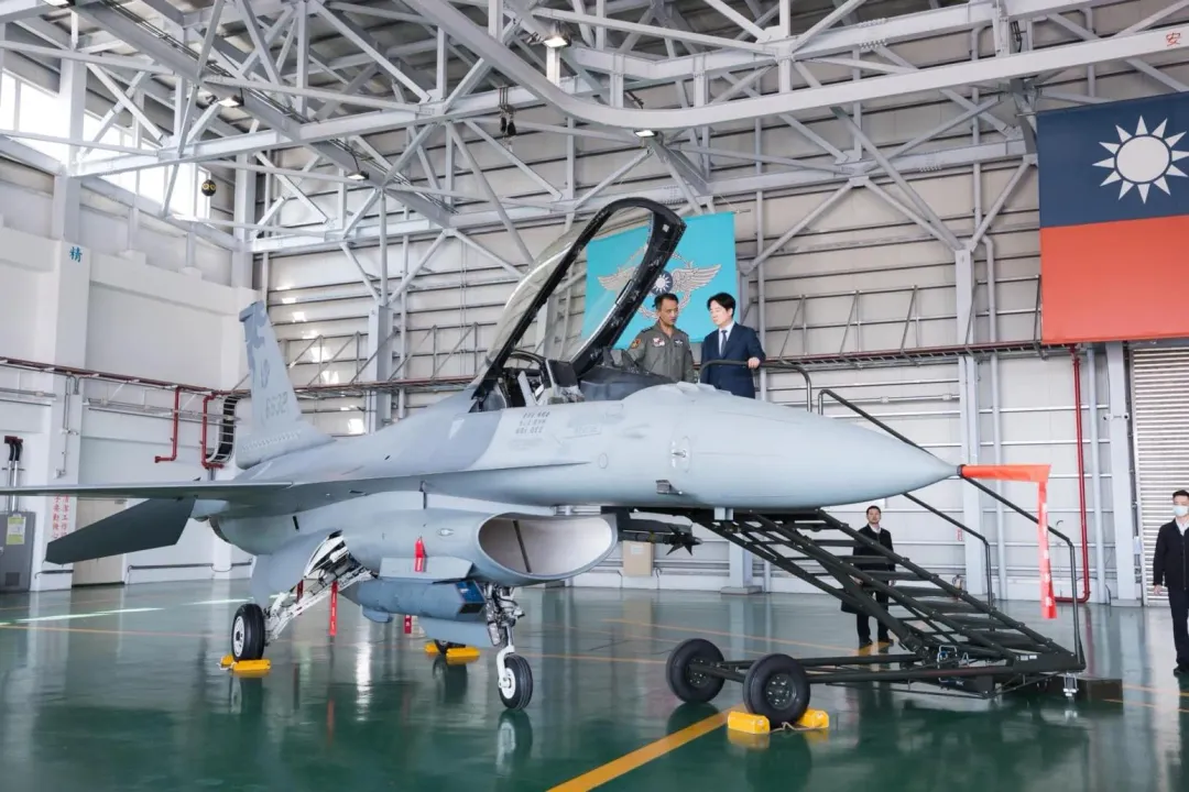 賴清德在台東志航基地參觀F-16AM戰機。(圖/賴清德臉書)