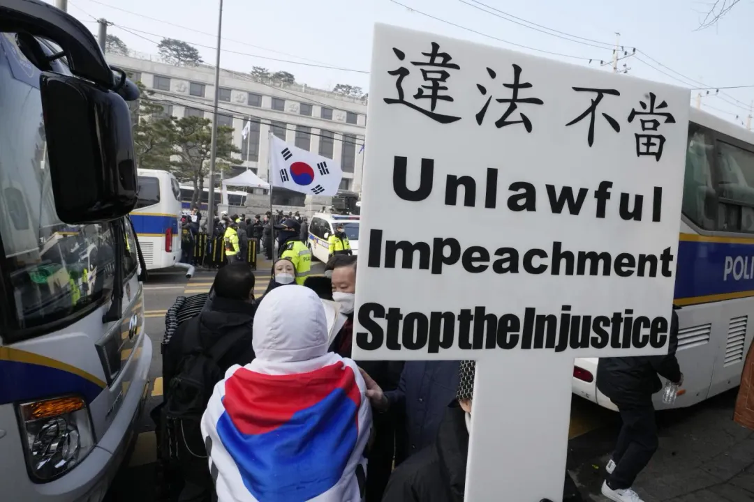 圖為尹錫悅支持者聚集在憲法法院正門附近。(圖/美聯社)