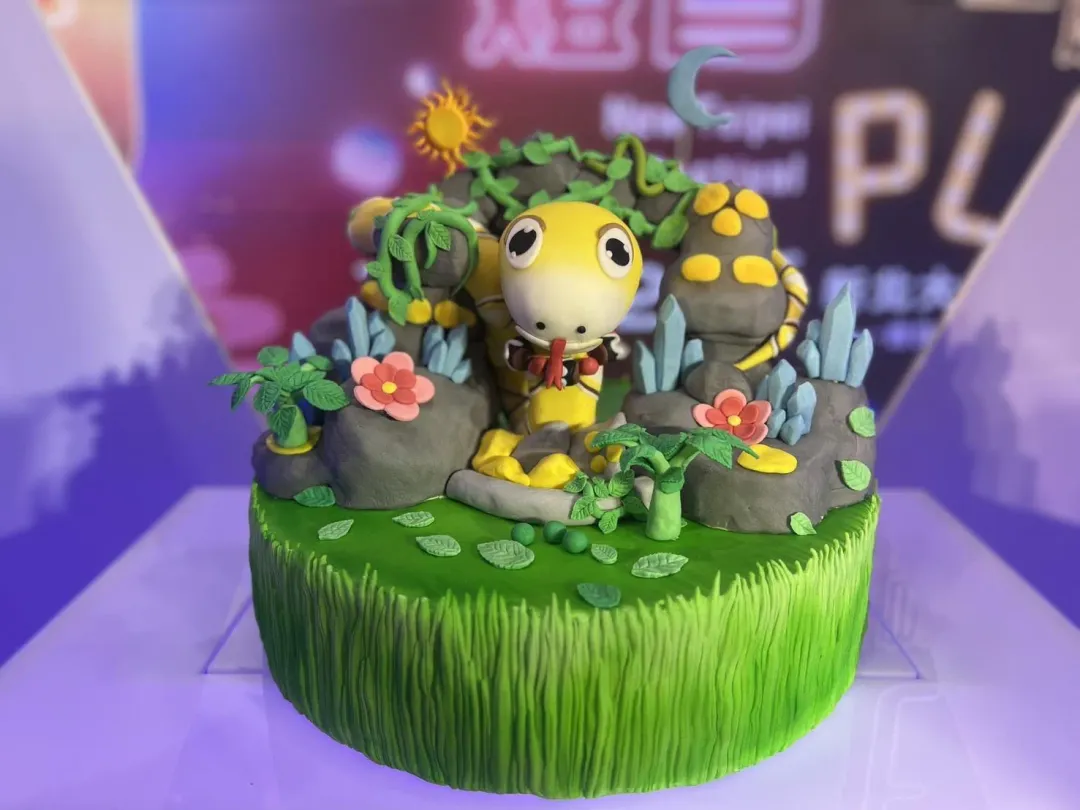 今年主燈「靈蛇獻瑞」由12米巨型靈蛇結合網紗投影技術,每半小時展演4分鐘。(圖/新北市政府提供)
