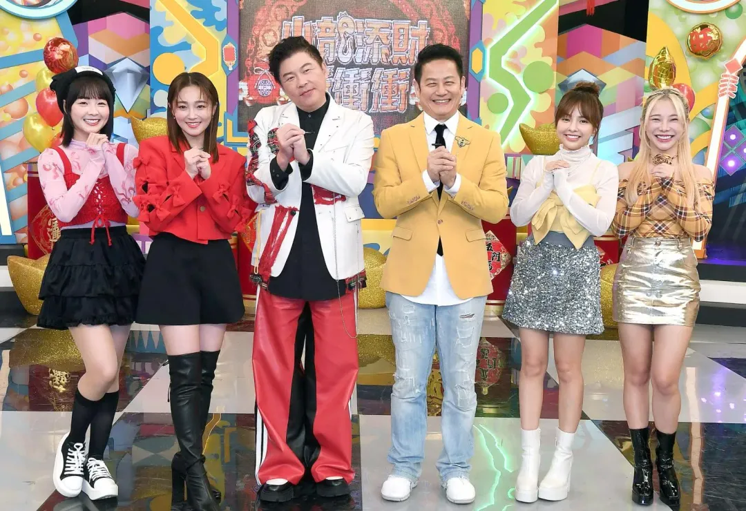 主持人籃籃（左起）、張文綺、曾國城、徐乃麟、徐凱希、巫苡萱。（圖／華視 提供）