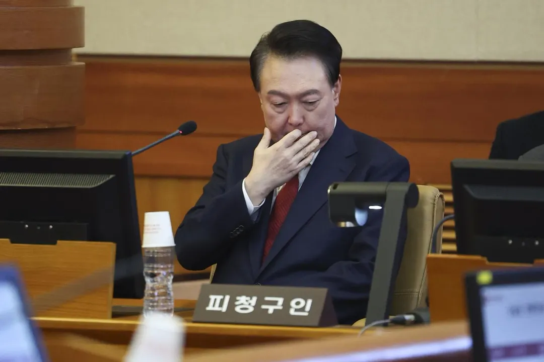 南韓總統尹錫悅21日首度出庭參與彈劾案第3輪辯論，隨後前往醫院。（圖／美聯社）