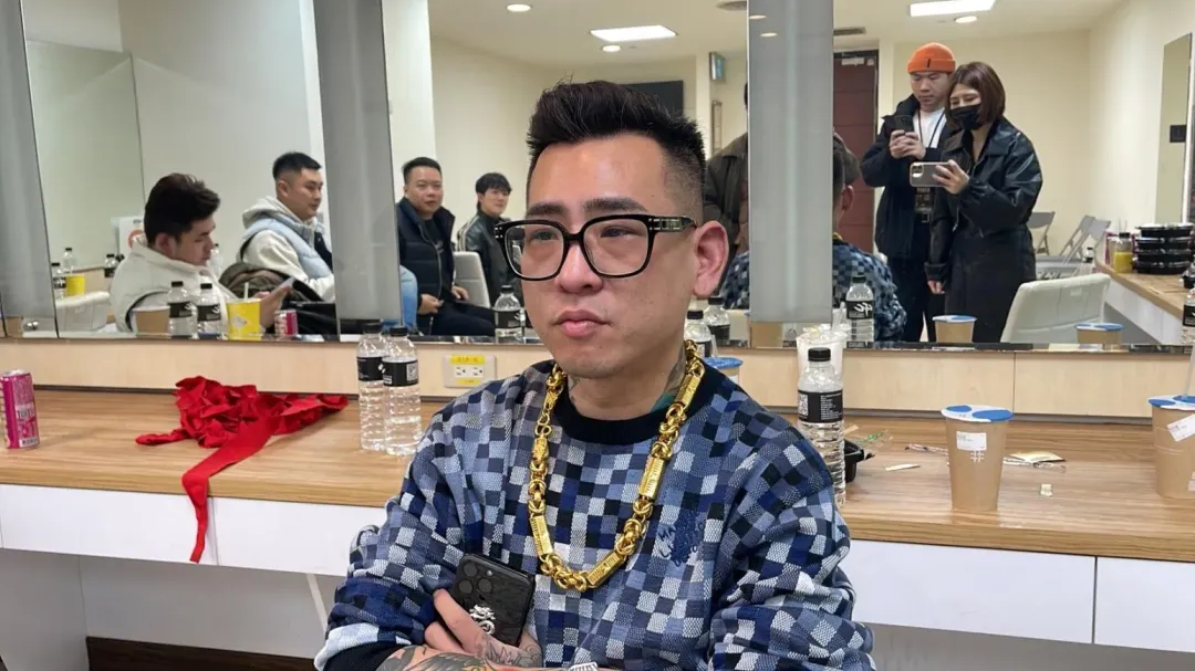 蹦闆時常配戴的黃金項鍊價值上百萬。（圖／記者陳曉涵攝）
