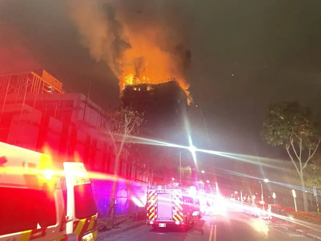 新北市新莊區今天(22日)凌晨0時許一棟豪宅工地發生重大火警。(圖/翻攝畫面)