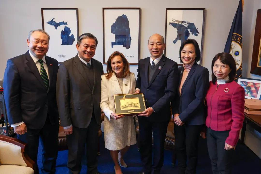 韓國瑜率團拜會眾議院共和黨會議主席麥克林(左三)。(圖/擷取自麥克林 X)