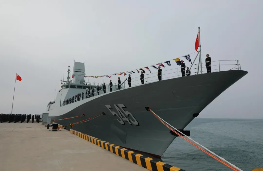 漯河艦今天上午在青島某軍港交接入列。（圖／新華社）