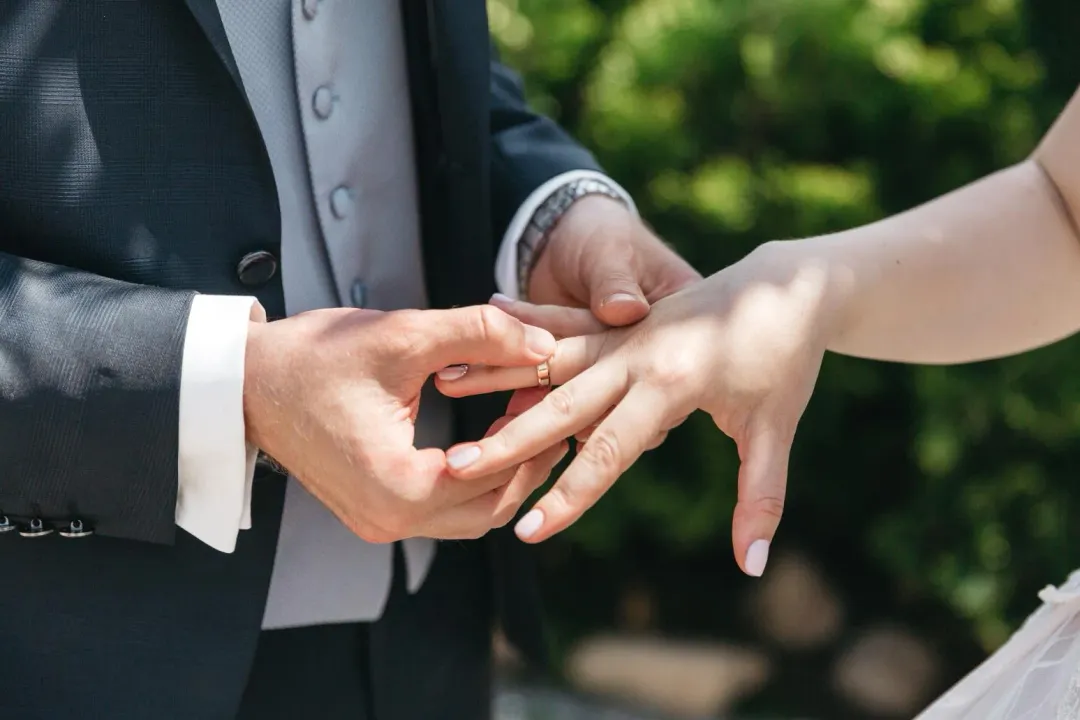 王某富2017年用假身分和南韓女子結婚。（示意圖／翻攝Freepik）