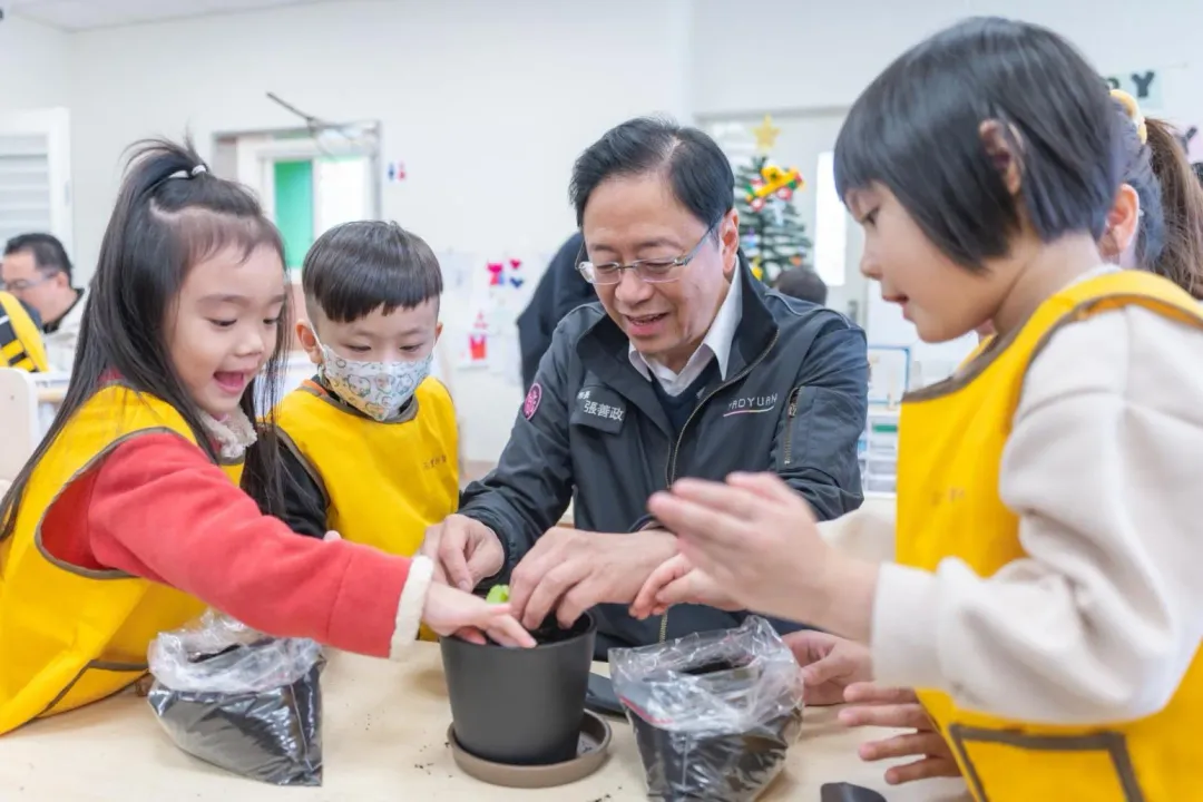 張善政視察新設永豐非營利幼兒園。(圖/桃園市政府提供)