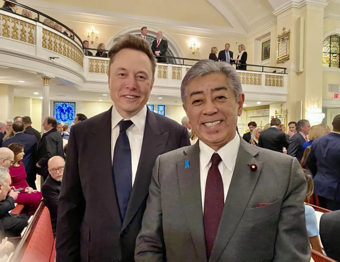 日本外交部長岩屋毅與川普麻吉馬斯克合照。(圖/擷取自岩屋毅臉書)