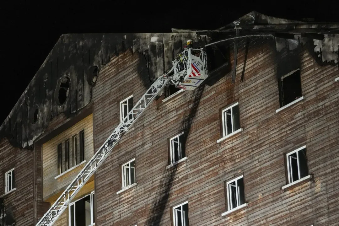 土耳其一處滑雪渡假中心的飯店發生大火,至少76人喪生。(圖/美聯社)