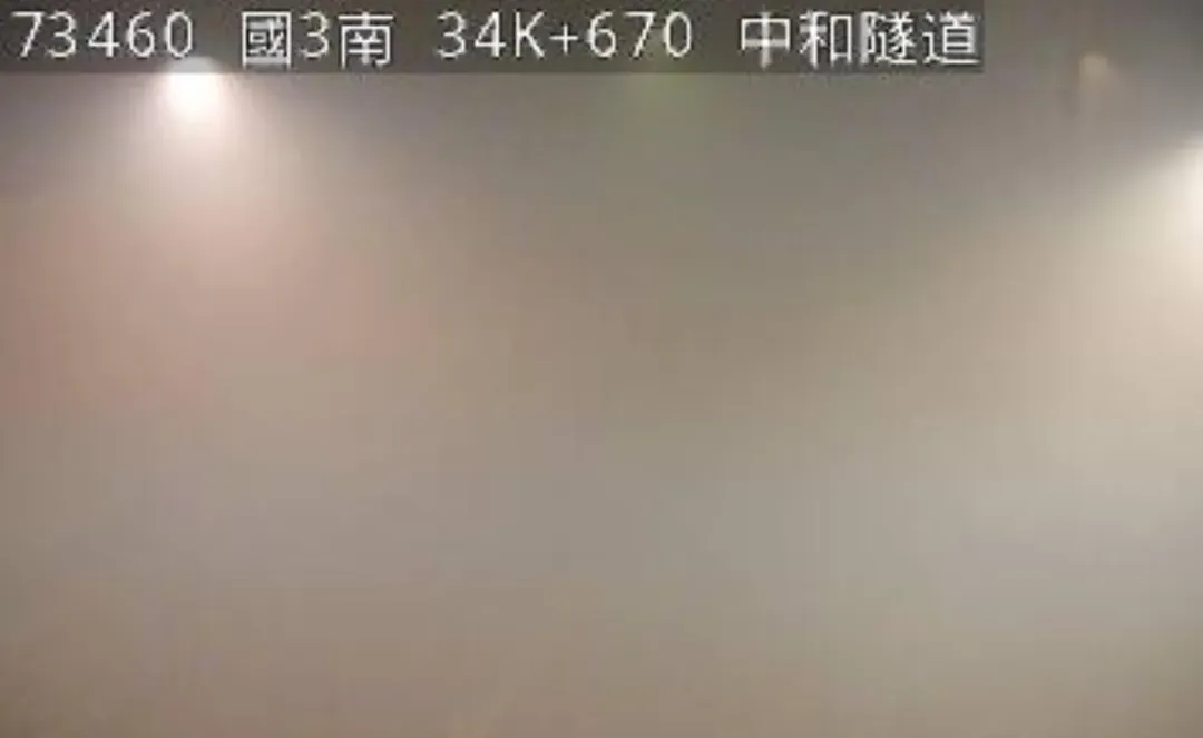 隧道內監視器佈滿濃煙。（圖／翻攝畫面）