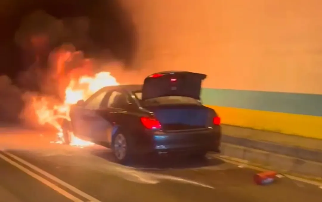 國道3號中和隧道發生火燒車意外。（圖／翻攝自記者爆料網）