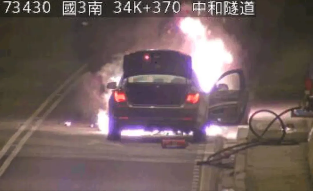 事故車輛陷入火海。（圖／翻攝畫面