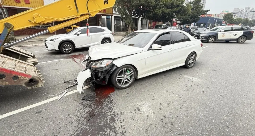 白色賓士車追撞拖板車車頭全毀。(圖/翻攝畫面)