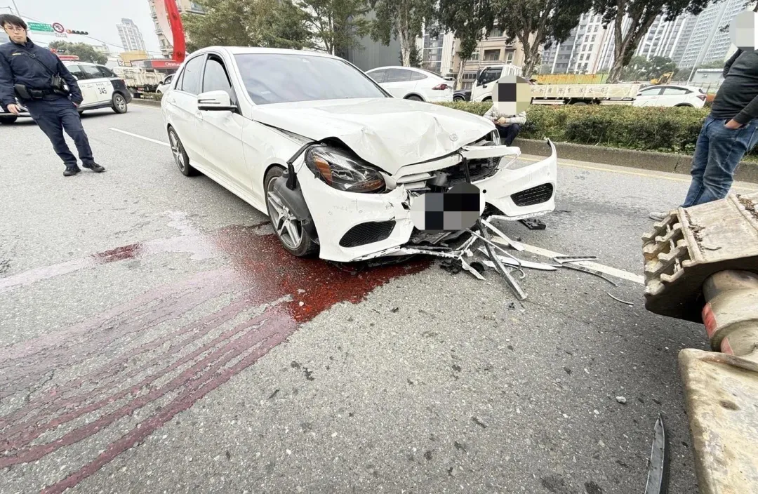 白色賓士車車頭全毀紅色冷卻液流滿地。(圖/翻攝畫面)