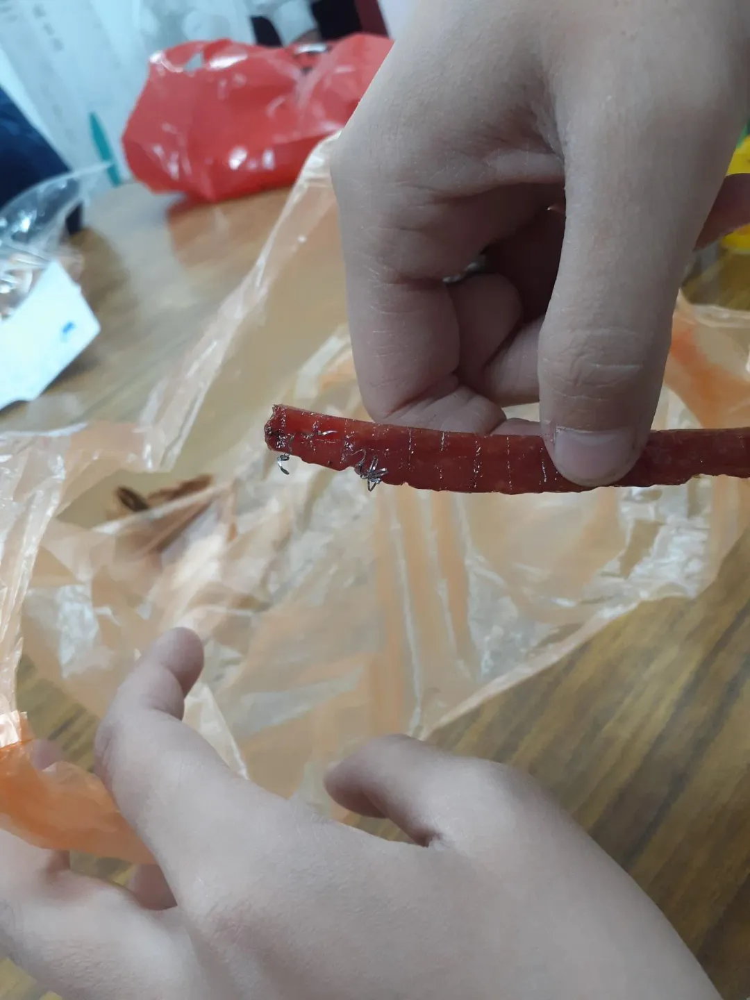 有網友發文,在桃園市年貨大街的商鋪購買了肉乾,結果肉乾上竟然掛著鋼絲。(圖/翻攝自臉書社團桃園爆報(二))