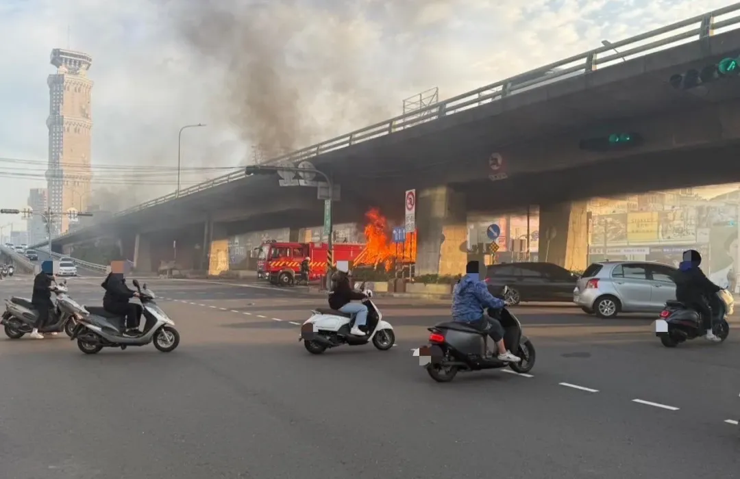 賓士車全面燃燒。（圖／翻攝畫面）