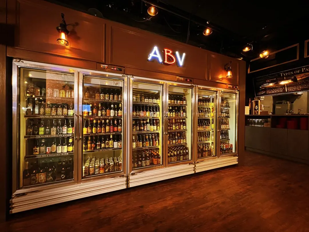 有8人至基隆的ABV餐酒館餐廳用餐，用餐後有7人出現嘔吐等腸胃不適情形。（圖／翻攝自臉書「ABV 閣樓餐酒館-世界精釀啤酒餐廳-基隆皇冠店」）