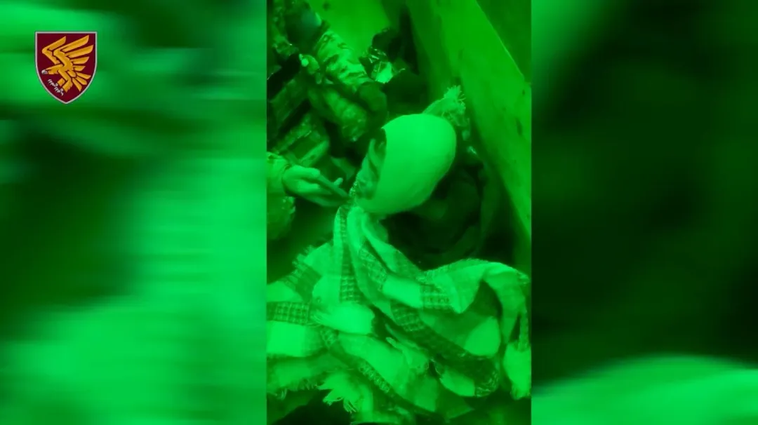 烏軍公布北韓士兵被俘後用手機看韓國愛情片的畫面。(圖/翻攝烏克蘭武裝部隊空降突擊旅司令部FB)