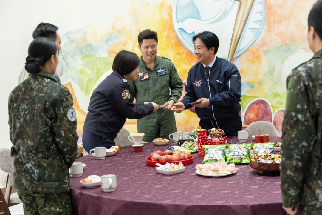 賴清德致贈官兵福袋。(圖/總統府)