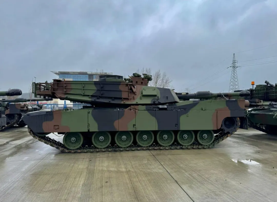波蘭陸軍首批M1A2 SEPv3戰車，與我國陸軍M1A2T戰車採用相同的叢林迷彩塗裝，不過砲塔後部沒有凸出的ACPS系統。(圖/波蘭國防部長X)