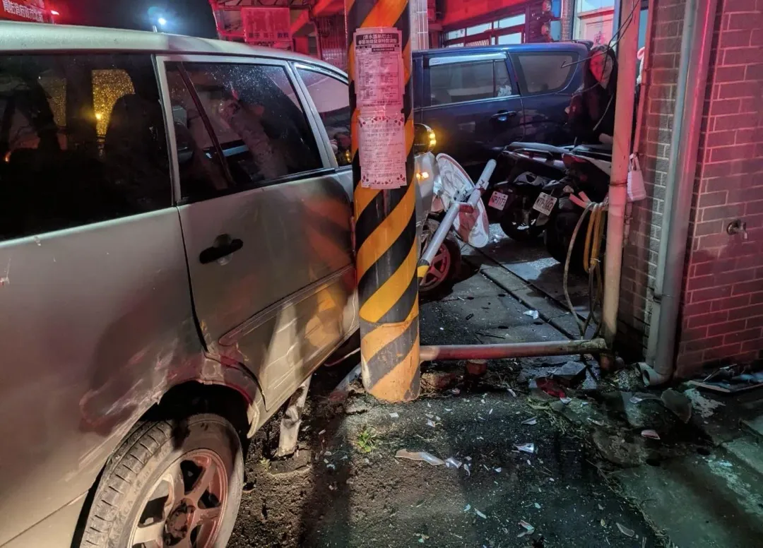 淡水晚間發生休旅車衝撞民宅意外。（圖／翻攝畫面）