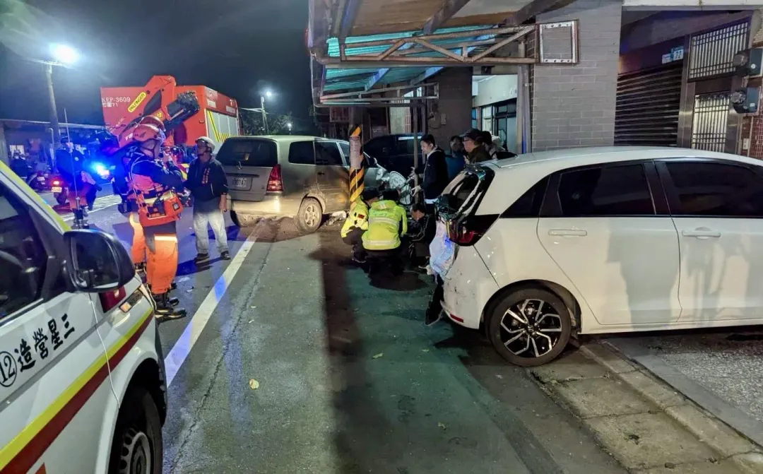 警方與消防人員獲報就趕赴現場。（圖／翻攝畫面）