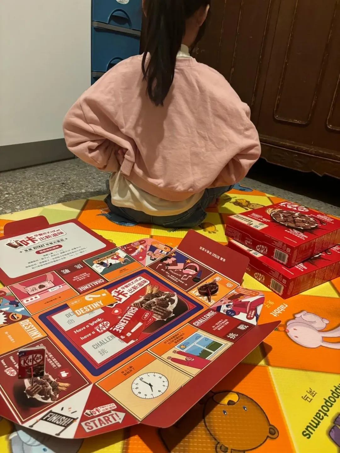 網友的姪女「護食」自己的KitKat。(圖/翻攝臉書社團「我愛全聯好物老實說」)