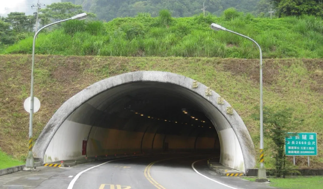 花東地區唯一穿越海岸山脈的公路隧道。(圖/翻攝自維基百科)