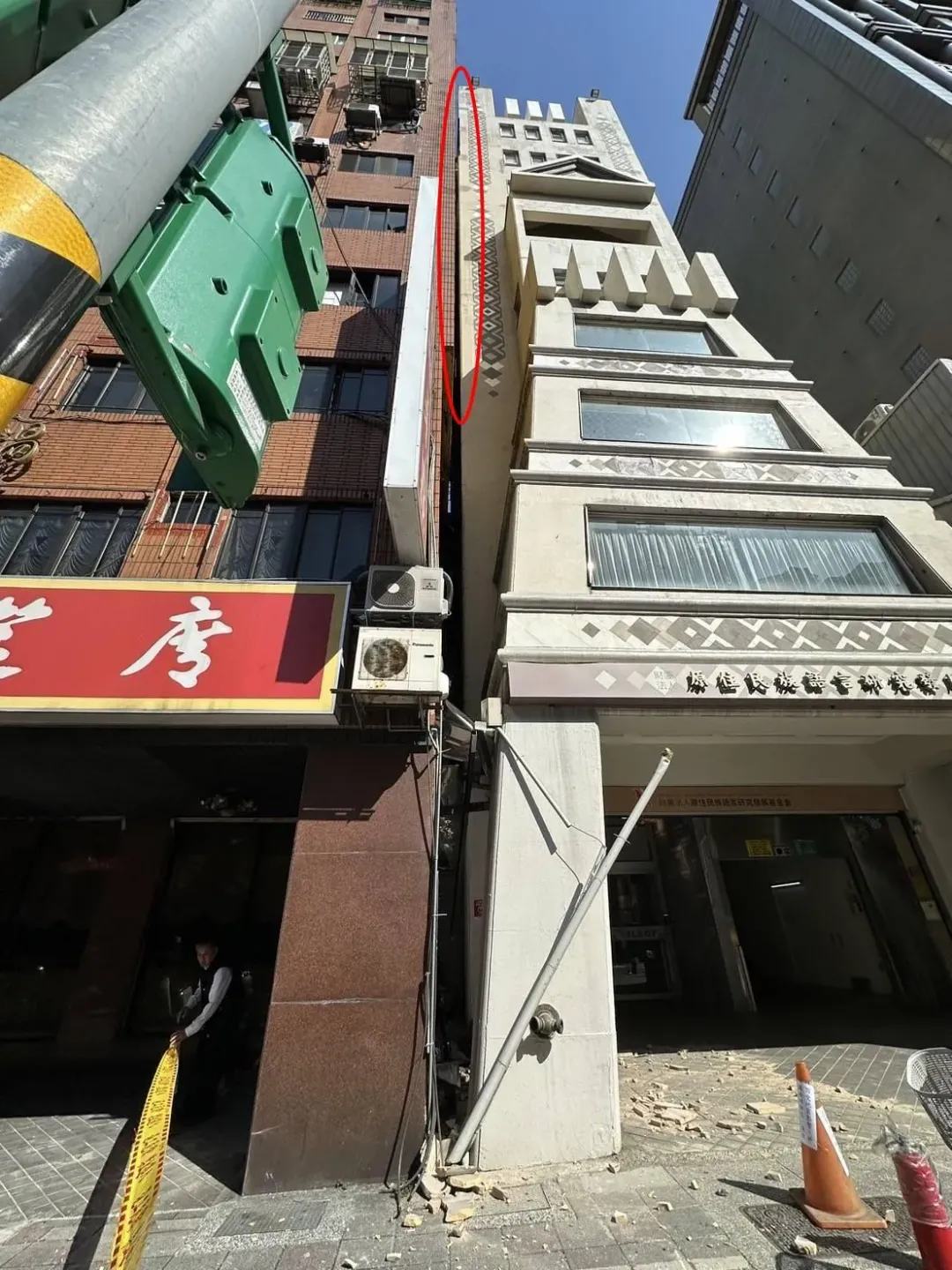 台北市羅斯福路一段原住民語言發展基金會大樓疑柱子崩落,地上磁磚碎裂一地。(圖/翻攝畫面)