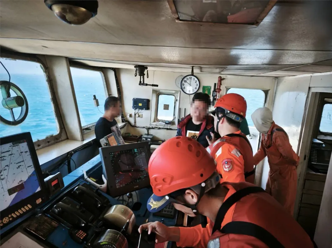 海巡人員登上寶順號駕駛台檢查。(圖/海巡署)