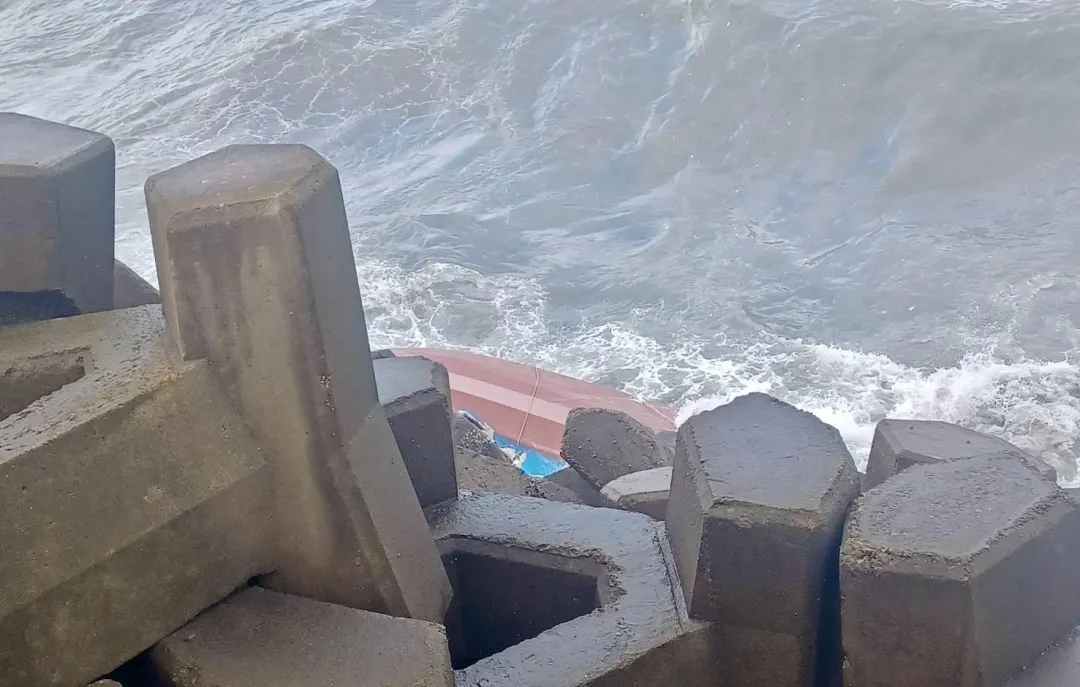 林口區林口火力發電廠前沙攤海上發生舢舨船翻覆意外。（圖／翻攝畫面）