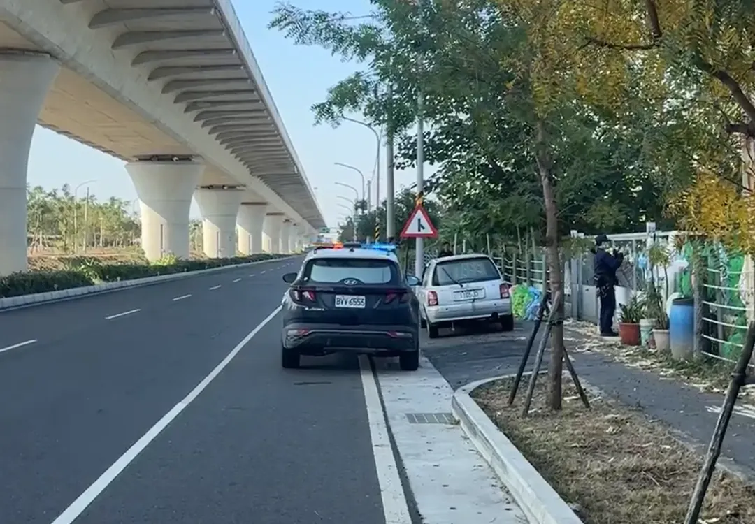警方稍早到現場找尋羊場主人,羊場外就是寬闊筆直的道路,萬一發生衝撞車禍非同小可。(圖/中天新聞)