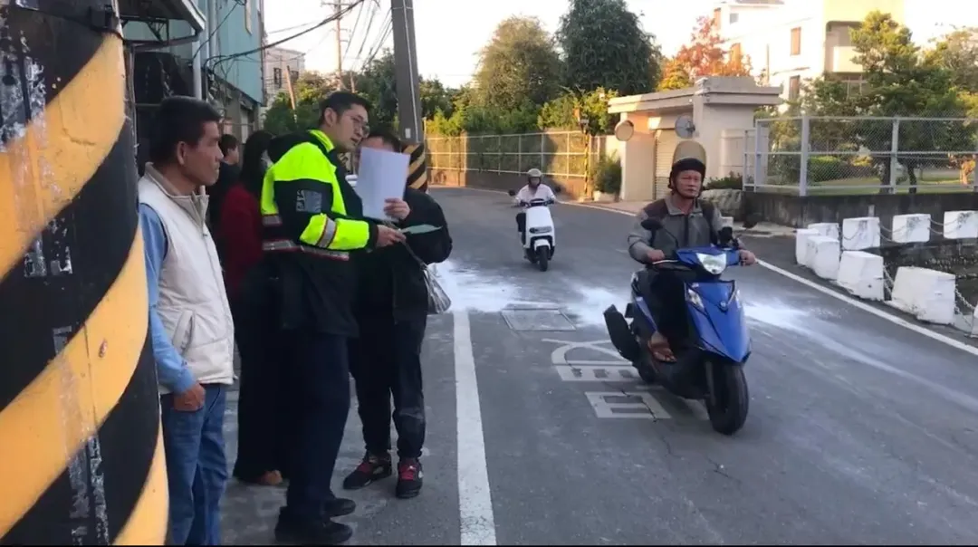 車禍造成男子離奇死亡警方到場調查。（圖／翻攝畫面）