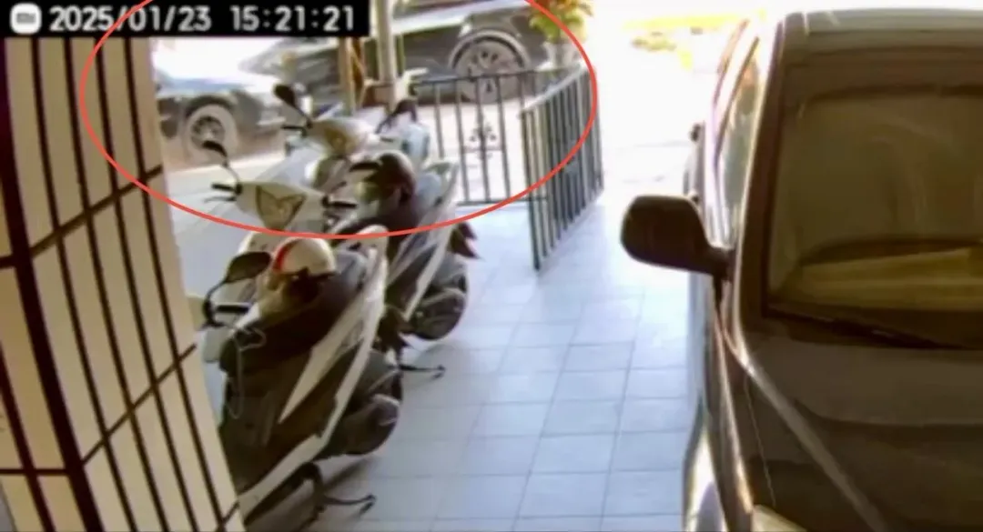 監視器畫面拍下車禍撞擊瞬間。（圖／翻攝畫面）