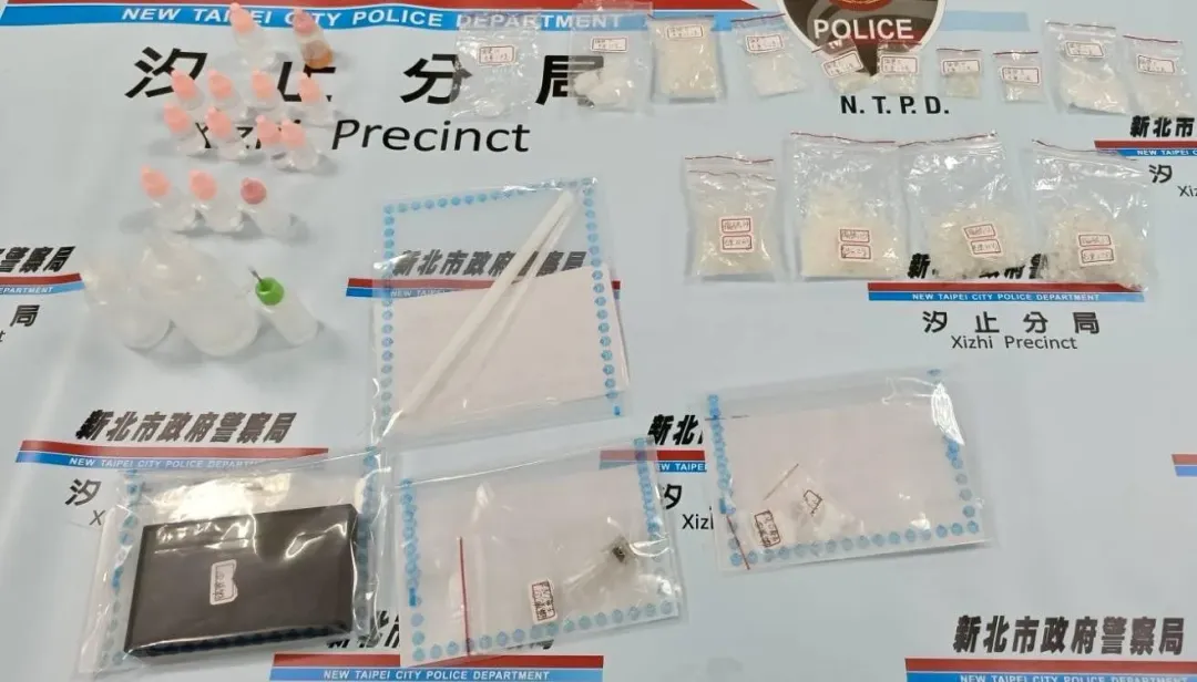 警方查獲大量各式毒品。(圖/翻攝畫面)