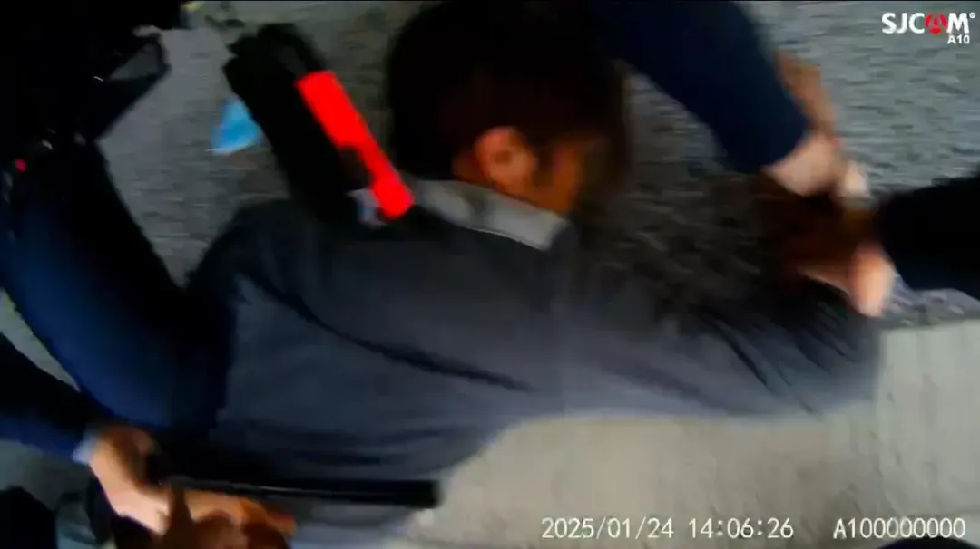 警方壓制逮捕持槍男。（圖／翻攝畫面）